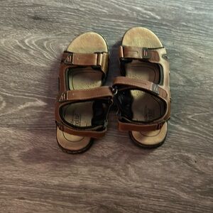 Brand new with tags men’s size 7, and barrow sandals